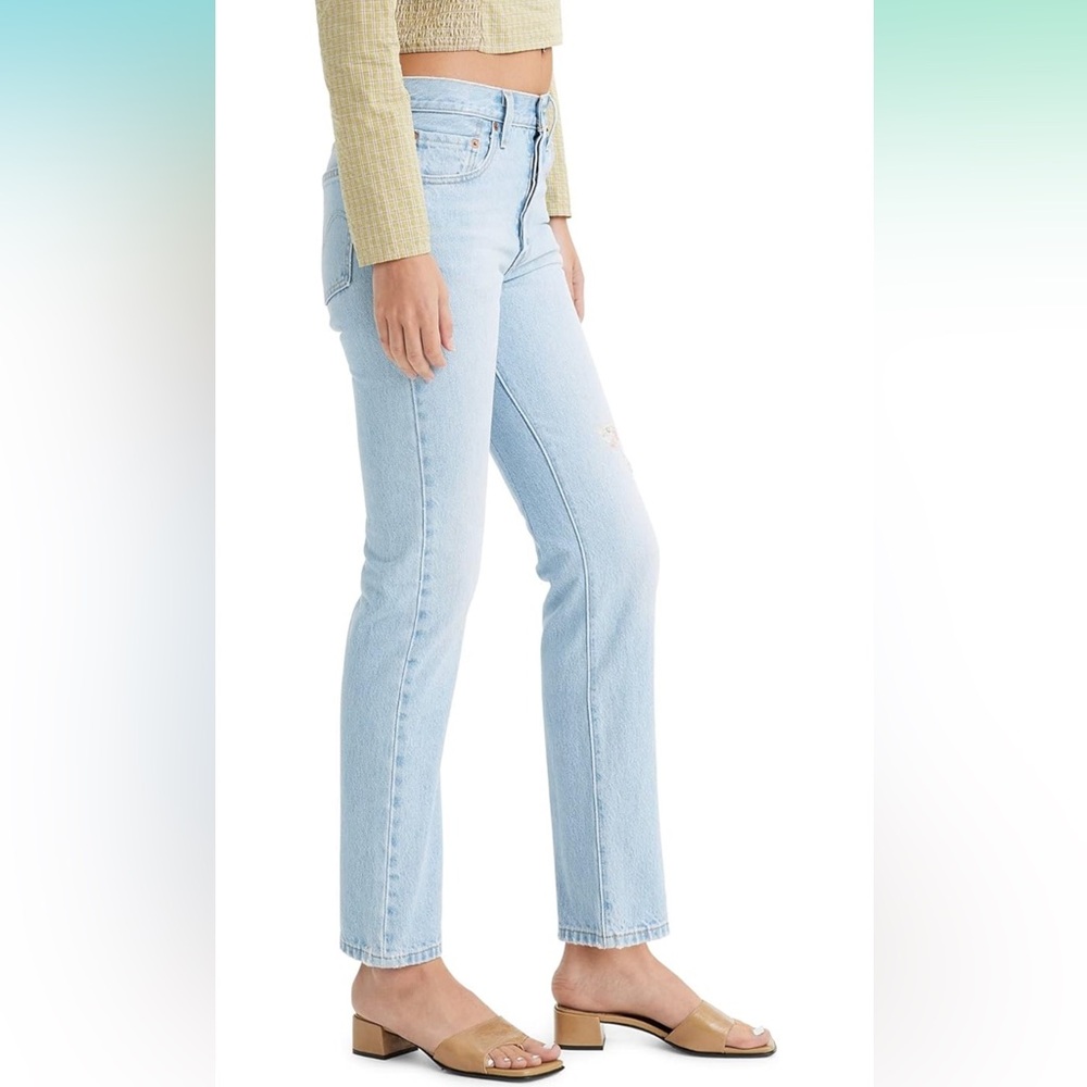 ✨NWT✨ Levi’s 501’s Light Wash w/ Floral Patches - Picture 2 of 3